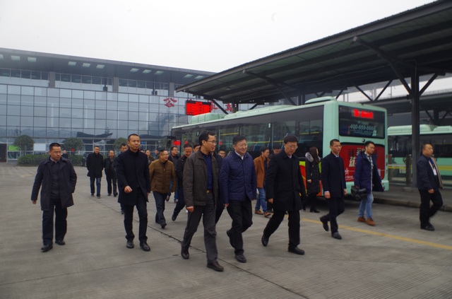 督導(dǎo)檢查公交車(chē)站.jpg